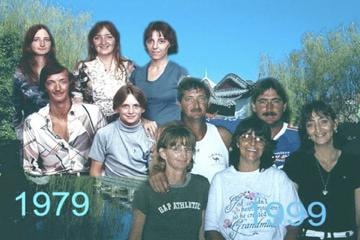 Group photo 1979 and 1999 family outdoors